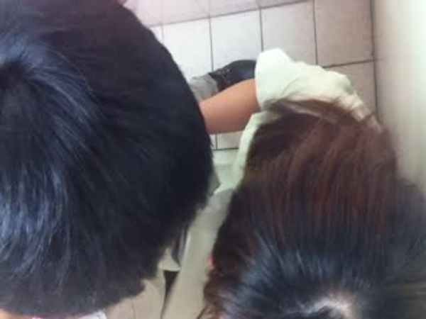 学校厕所偷拍一对小情侣在厕所打炮,学妹抓着男友的鸡鸡说还想来一次,无奈男友已经缴械投降了