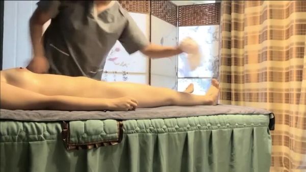 颜值白领背着老公享受异性按摩，罕见露脸跪舔男技师30