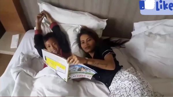 震惊全网小马拉大车骚妈教导两个儿子破处操逼