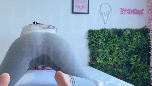 喷水自慰高潮白浆不断，瑜伽裤自慰棒