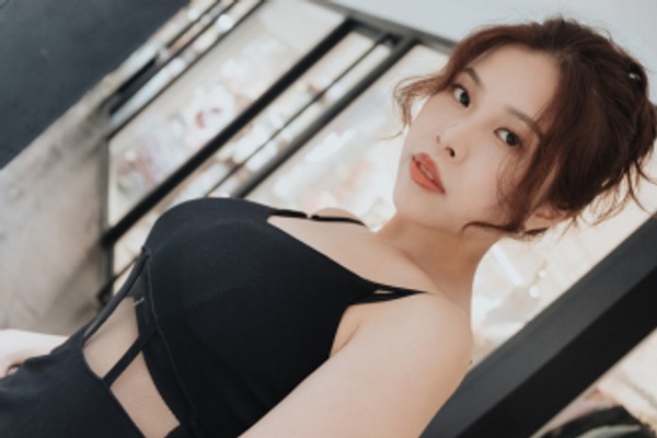 CUS-2584 天使映画 25岁酒店女公关刚下班就被搭讪 坚挺的阴茎在她的雪嫩巨乳之间也按耐不住快速的刺激而爆烈射精
