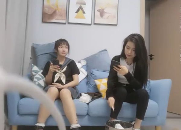 国产探花，双飞两个高颜值纹身美女，女上位超刺激1