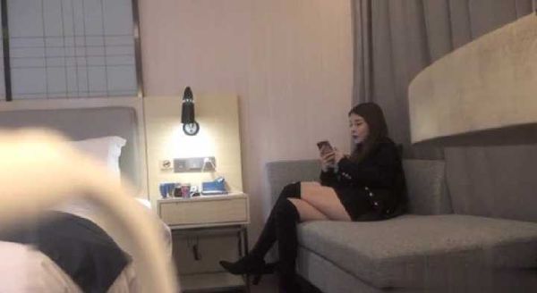 2文轩探花 TP约了一个黑衣高冷女神操起来冷冰冰的不一会就就软了最后让他口出来了