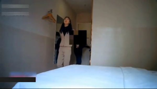 1-3高端外围探花约到一个外表清纯做老师的美女骚货
