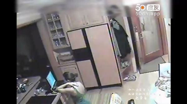 家庭摄像头偷拍苗条美女在房间玩电脑男友进来就深喉口交