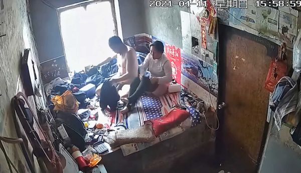 真实家庭摄像头-大奶熟妇躺炕上与收野男人大白天偸情挺会草啊左右摆着干，骚货叫声很爽！