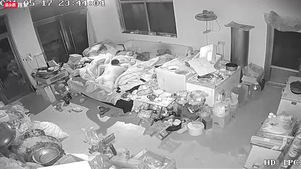 家庭摄像头老板娘家里乱七八糟的也不收拾屋子，天天晚上就知道让老公操逼解痒