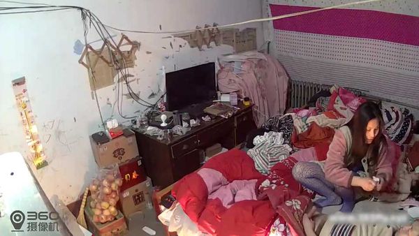家庭摄像头-妻子穿上情趣丝袜内衣帮丈夫口交，后入翘臀啪啪