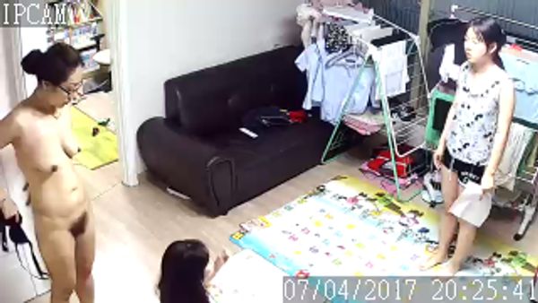 家庭偷拍-在全家人面前光屁股的妈妈