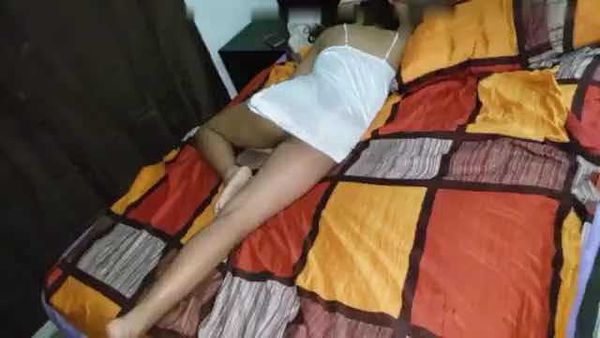 乱伦迷奸自己的妈妈禽兽小伙给妈妈下迷药