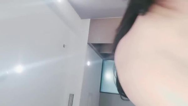 身材超棒颜值很高还有才艺的女神大秀刺激狼友，火辣性感全裸艳舞，一字马展示抠的骚逼淫水直流，精彩刺激