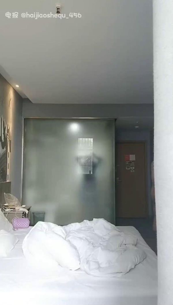 酒店开房与岳母乱伦大屁股熟女老骚货饥渴不要不要的大力猛搞哎呦哎呦直叫无套内射黑风洞