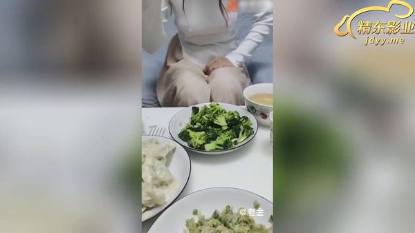 9乱伦大神酒后强上巨乳大嫂两次，嫂子给包饺子,吃完饺子操嫂子。